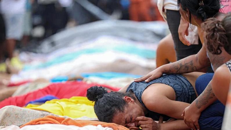 Rio de Janeiro (RJ), 28/10/2025 - Dezenas de corpos são levados por moradores para a Praça São Lucas, na Penha, zona norte do Rio de Janeiro.