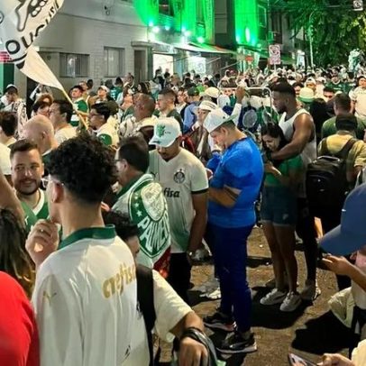 Torcida do Palmeiras faz festa perto do Allianz antes da final do Paulistão