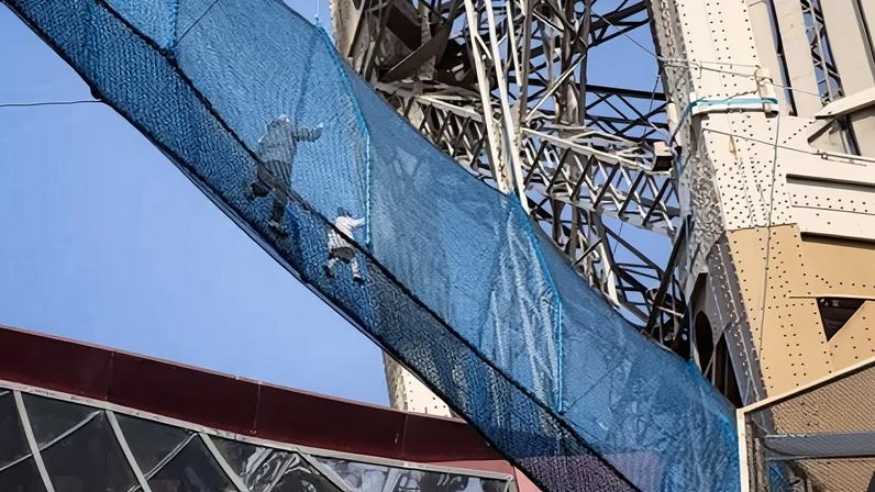 Ponte suspensa na Torre Eiffel, na França