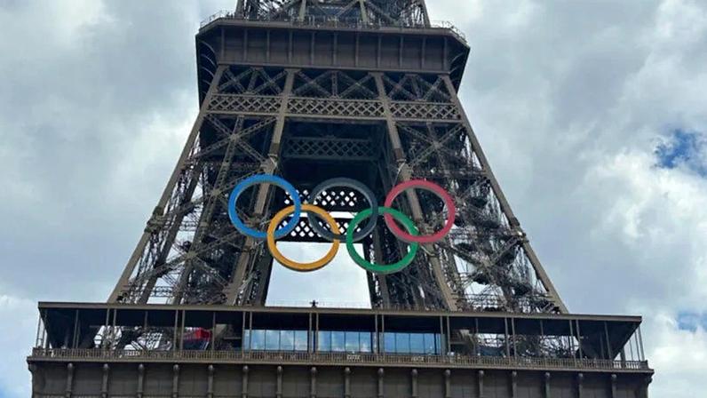 Em nota, entidade criticou a falta de embasamento científico da decisão do Comitê Olímpico Internacional; na imagem, os anéis olímpicos pendurados na torre Eiffel durante os Jogos Olímpicos de Paris 2024