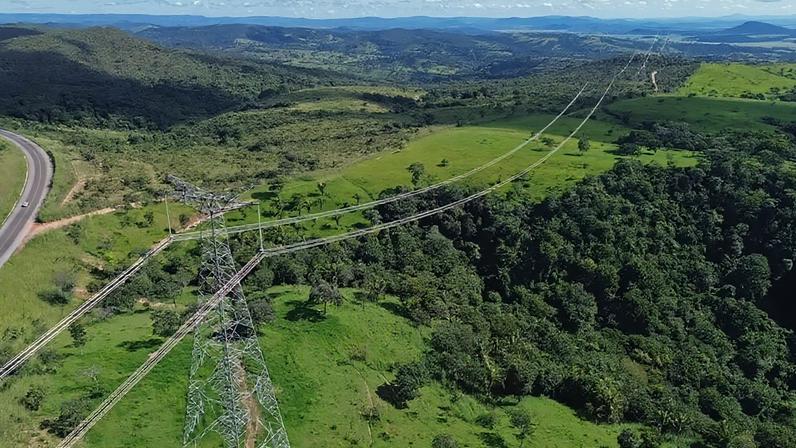 Na imagem, linha de transmissão que transporta eletricidade em alta tensão das usinas geradoras para as subestações e, em seguida, para os centros de distribuição