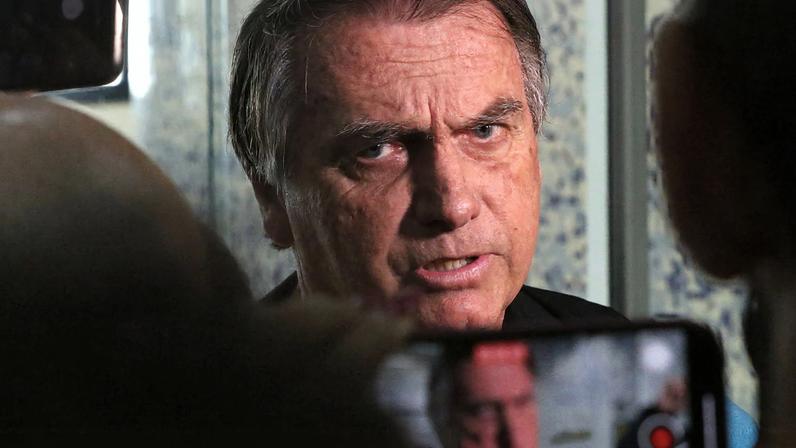 O ex-presidente Jair Bolsonaro desembarca no aeroporto Santos Dumont e fala sobre o julgamento no TSE que pode torná-lo inelegível.