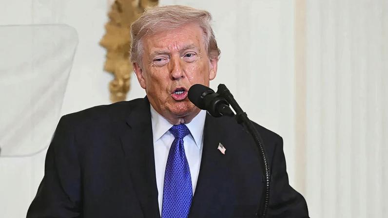 O presidente dos Estados Unidos, Donald Trump, fala durante uma cerimônia da Medalha de Honra no Salão Leste da Casa Branca, em Washington, D.C