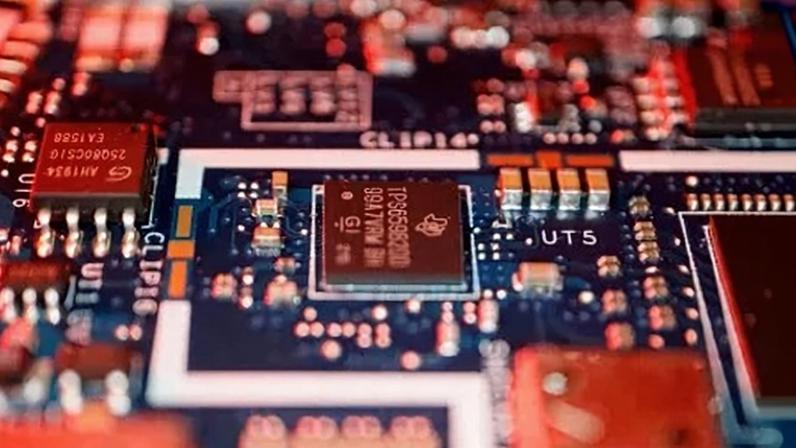 Chips semicondutores vistos em uma placa de circuito de um computador.