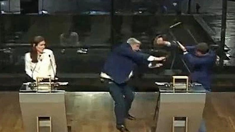 A cadeirada levou à interrupção da transmissão do debate