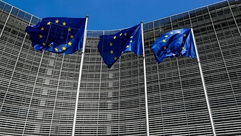 Bandeiras da União Europeia do lado de fora da Comissão Europeia em Bruxelas