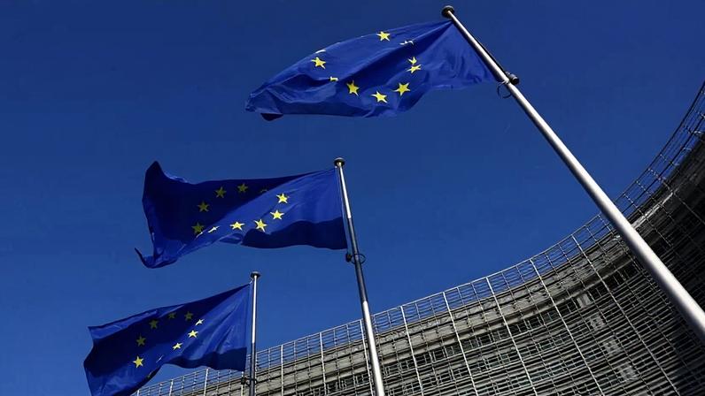 Os líderes da União Europeia pediram na quinta-feira medidas temporárias para atenuar o impacto do aumento dos preços da energia causado pela guerra do Irã, com cortes nos impostos sobre a eletricidade, taxas de rede mais baixas e apoio estatal apresentados como possíveis soluções de curto prazo. A forte dependência da Europa em relação às importações de energia a deixou exposta a uma espiral de preços desde que o Estreito de Ormuz foi efetivamente fechado e Teerã começou a atacar a infraestrutura de energia no Oriente Médio. Um quinto dos suprimentos globais de petróleo e gás natural liquefeito normalmente passa pelo estreito próximo ao Irã. O preço do petróleo Brent subiu novamente na quinta-feira, depois que o Irã atacou instalações de energia no Catar e na Arábia Saudita, e os preços do gás na Europa dobraram de nível quando a guerra entre EUA e Israel contra o Irã começou em 28 de fevereiro. Em longo prazo, a Europa está apostando na substituição dos combustíveis fósseis pela produção local de energia com baixo teor de carbono para acabar com a exposição do bloco à volatilidade dos preços do petróleo e do gás. Em conclusões divulgadas no final de uma cúpula em Bruxelas, os líderes da UE disseram que a Comissão Europeia deveria trabalhar em estreita colaboração com eles em medidas temporárias e direcionadas para atenuar o impacto dos aumentos dos preços dos combustíveis importados e da eletricidade.