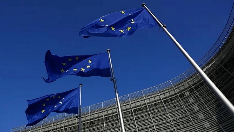 Bandeiras da UE do lado de fora da Comissão Europeia, em Bruxelas