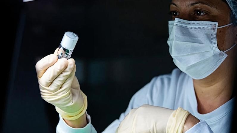 Um novo centro para produção de vacinas de RNA mensageiro (mRNA) será instalado na UFMG (Universidade Federal de Minas Gerais), com investimento de R$ 65 milhões