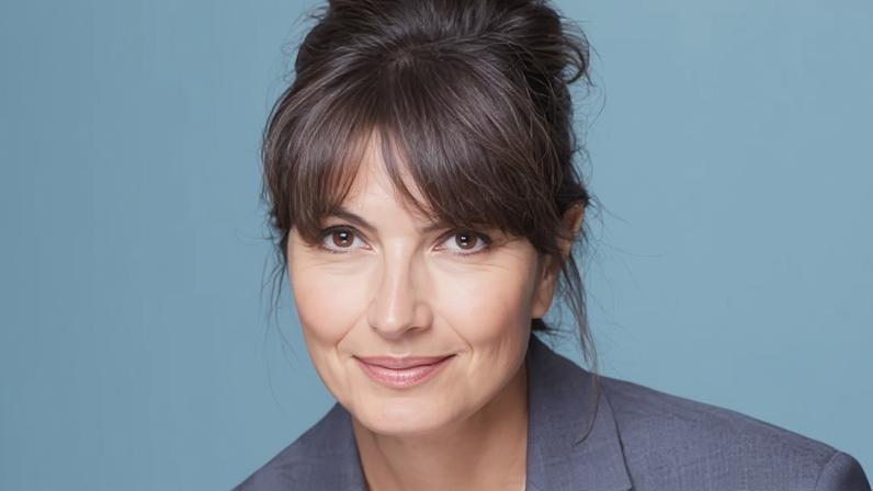 Valérie Perrin é autora francesa de títulos como "Os Esquecidos de Domingo" e "Três"