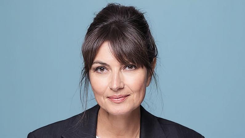 Valérie Perrin diz carregar história há anos e comenta rotina de escrita