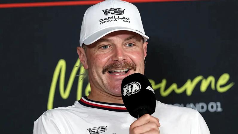 Valtteri Bottas em coletiva antes de GP da Austrália na F1 2026 (Foto: Martin KEEP / AFP)