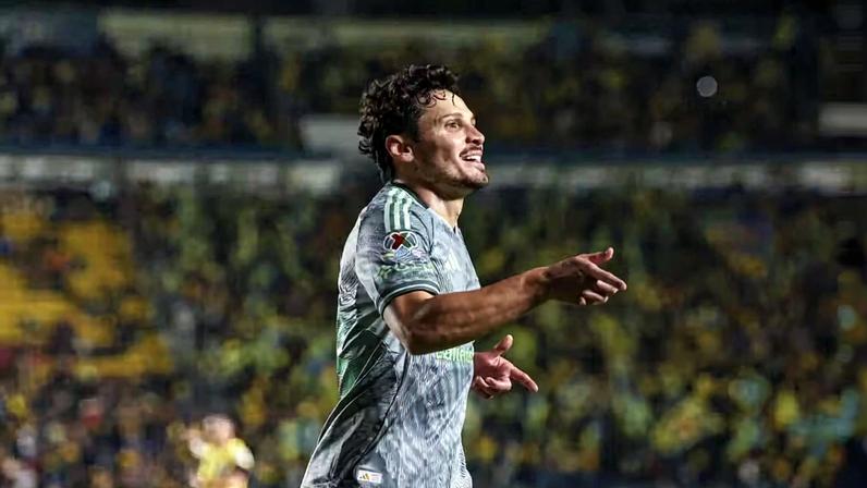 Veiga, ex-Palmeiras, marca em dois jogos seguidos e atua mais avançado
