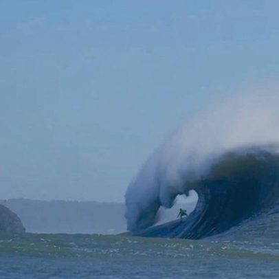 Brasileiro Vini dos Santos surfa onda gigante em Nazaré sem jet ski