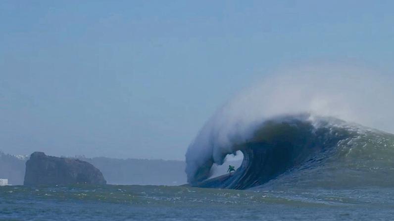 Brasileiro Vini dos Santos surfa onda gigante em Nazaré sem jet ski