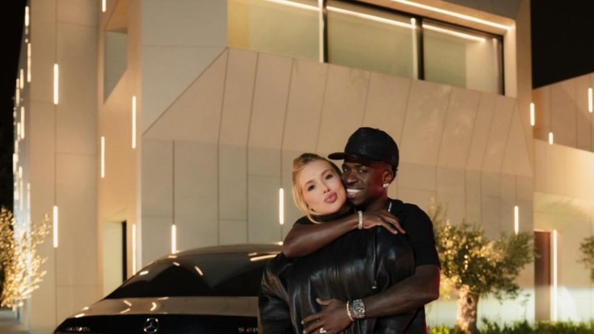 Virginia Fonseca e Vini Jr posam em frente à mansão de R$ 36 milhões