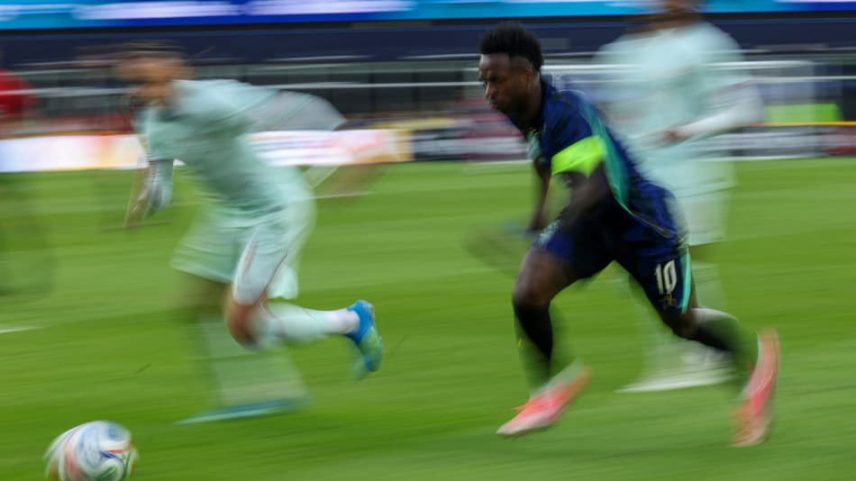 Vini Jr (#10) domina a bola durante o amistoso entre Brasil e França, no Gillette Stadium (Foto: Franck Fife/AFP)