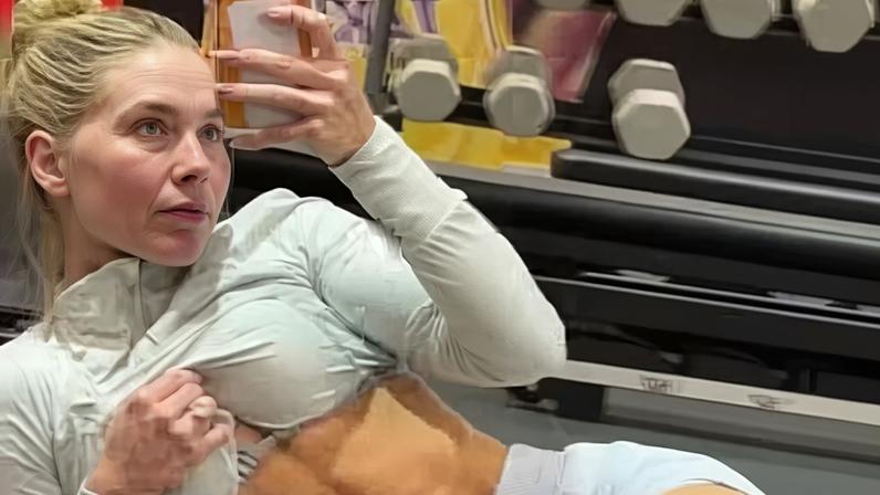 Virginia Fonseca posa na academia da casa de Vini Jr. em Madri, na Espanha