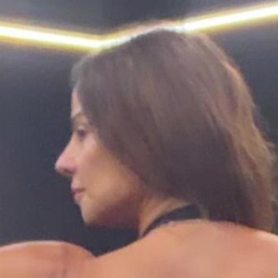 Viviane Araujo exibe costas musculosas em macacão ajustado