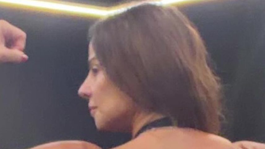 Viviane Araujo exibe costas musculosas em macacão ajustado