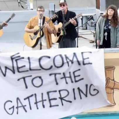 Weezer faz show surpresa no telhado para celebrar a turnê The Gathering