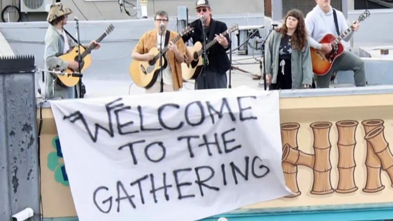 Weezer faz show surpresa no telhado para celebrar a turnê The Gathering
