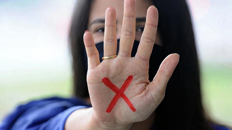 Vítimas de violência doméstica podem apresentar um sinal vermelho na mão para alertar que estão vivendo uma situação de vulnerabilidade