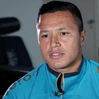 Marlon retorna ao CT do Grêmio para iniciar tratamento após fratura e cirurgia