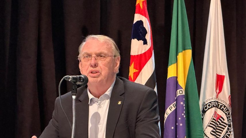 Osmar Stabile, presidente do Corinthians, em entrevista coletiva — Foto: Bruno Cassucci