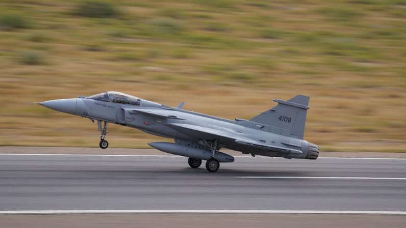 Primeiro caça supersônico fabricado no Brasil é apresentado com Lula presente