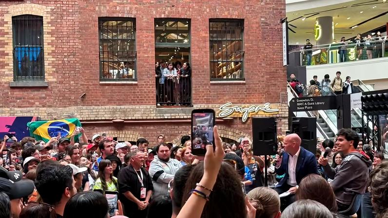 Bortoleto vai a shopping em Melbourne antes do GP de F1 e mobiliza fãs