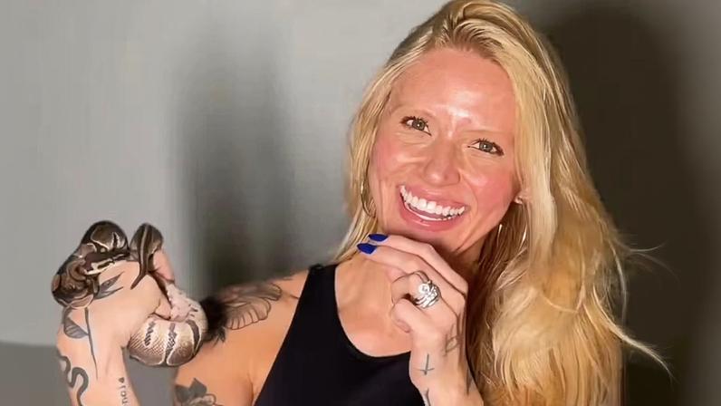 Cássia Lourenço e sua nova cobra, Medusa — Foto: Reprodução | Instagram