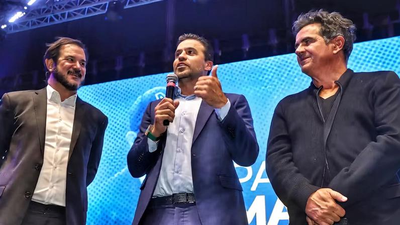 Pablo Marçal discursa ao lado de Antônio Rueda e Ciro Nogueira durante evento de filiação ao União Brasil — Foto: Divulgação/União Brasil