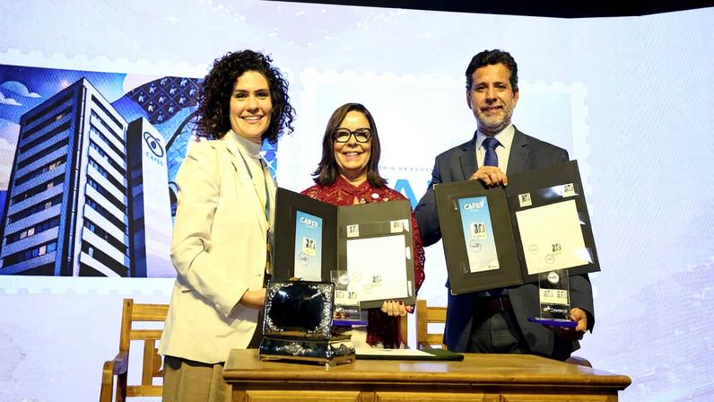 Capes lança selo comemorativo pelos 75 anos