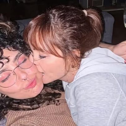 Titi Müller faz mordidinha na namorada, que se declara