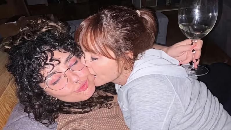 Titi Müller faz mordidinha na namorada, que se declara