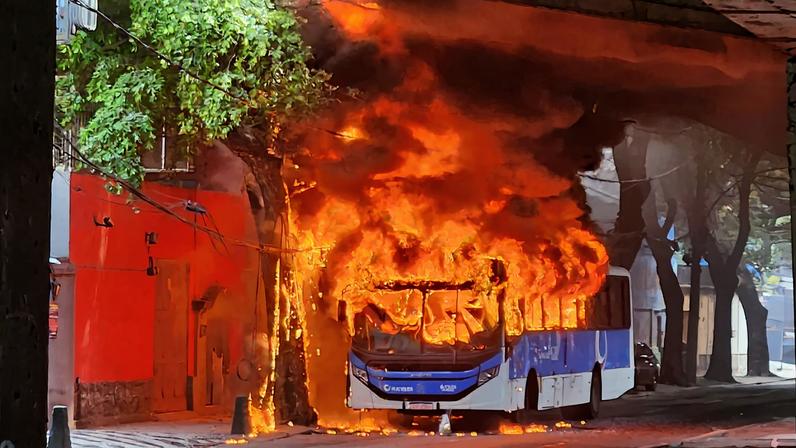 Ônibus incendiado durante a operação