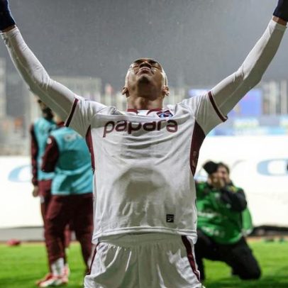 Felipe Augusto decide e mantém Trabzonspor na briga pelo título turco