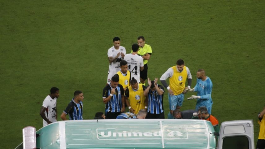Jogadores do Grêmio levam mãos a cabeça após lesão de Marlon — Foto: Alana Schneider/ge