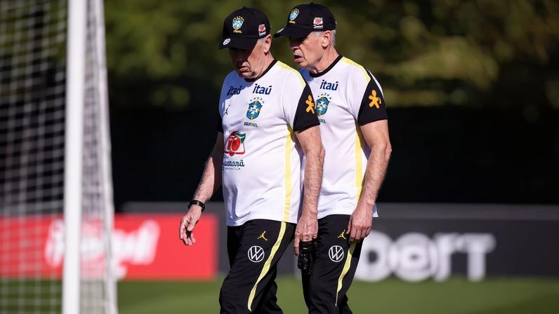 Carlo Ancelotti em treino da Seleção em Orlando — Foto: Léo Sguaçabia