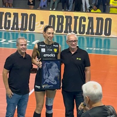 Carol Gattaz é homenageada e faz o primeiro saque na despedida das quadras