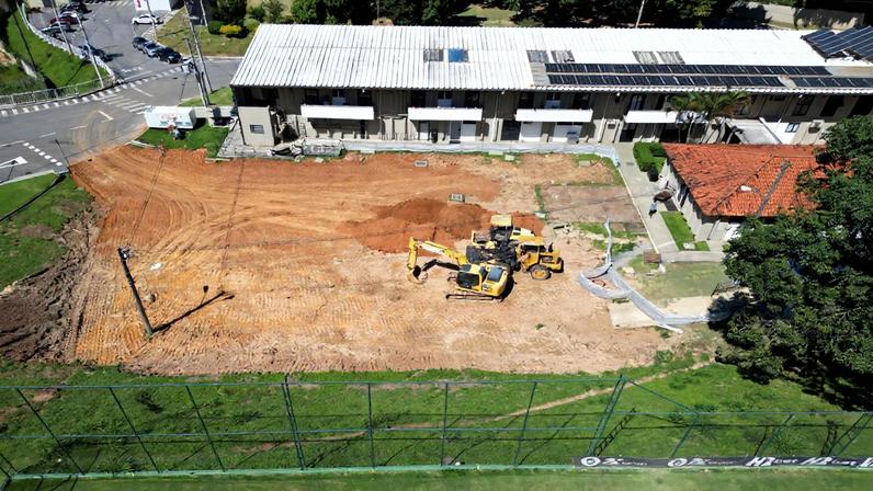 Obras na Cidade do Galo, na construção de um novo prédio para a base. — Foto: Pedro Souza / Atlético