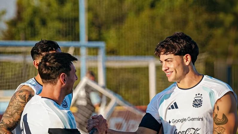 Giay, do Palmeiras, cumprimenta Messi em treino da Argentina — Foto: AFA / Divulgação