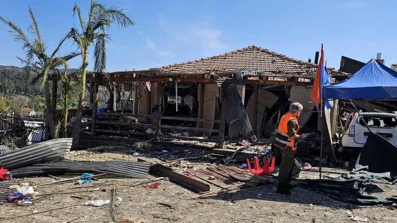 Casas danificadas por destroços de míssil iraniano interceptado por Israel
