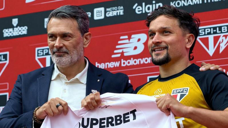 Artur em entrevista coletiva de apresentação pelo São Paulo — Foto: Bruno Giufrida