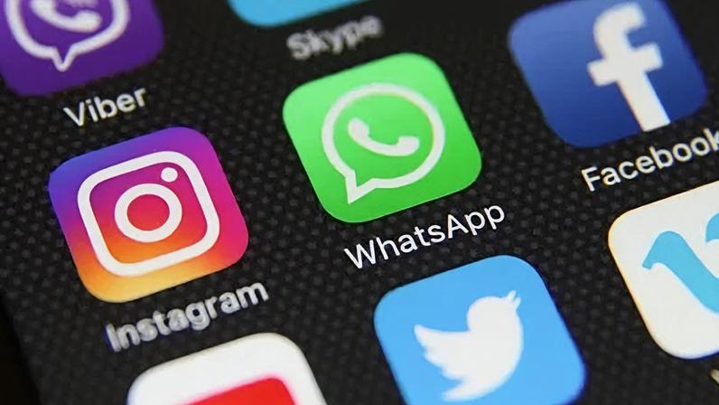 Ícones de redes sociais.