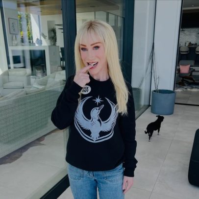 Kathy Griffin troca cabelo vermelho por loiro platinado na era Barbie