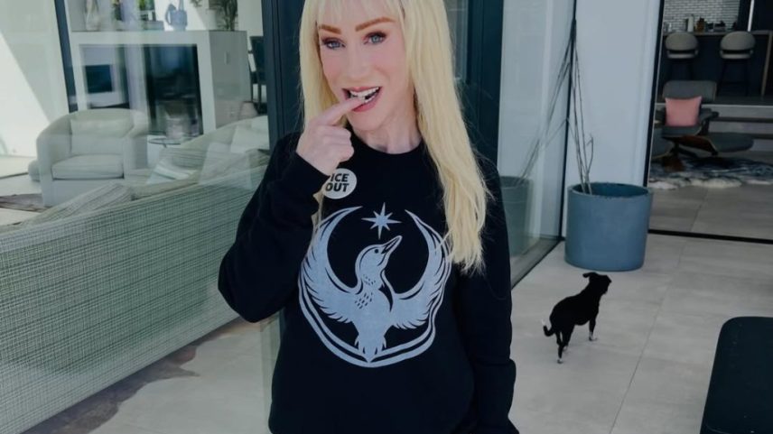 Kathy Griffin troca cabelo vermelho por loiro platinado na era Barbie