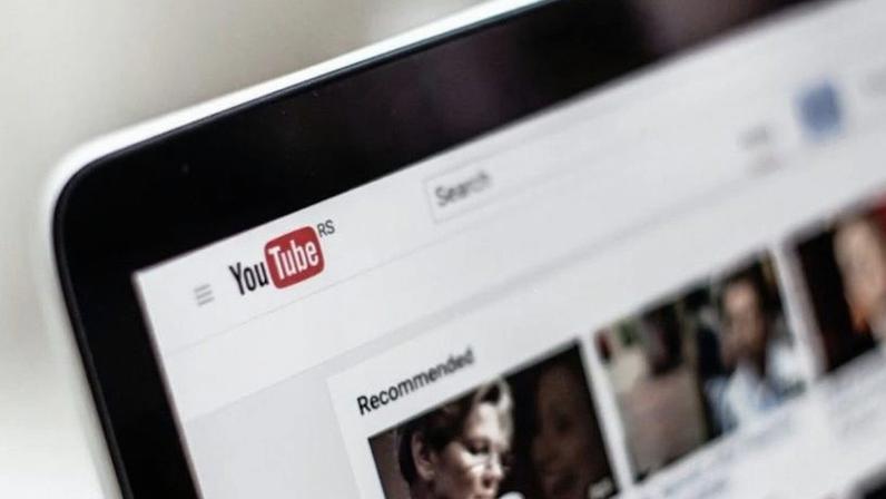 Notebook aberto na tela inicial do YouTube