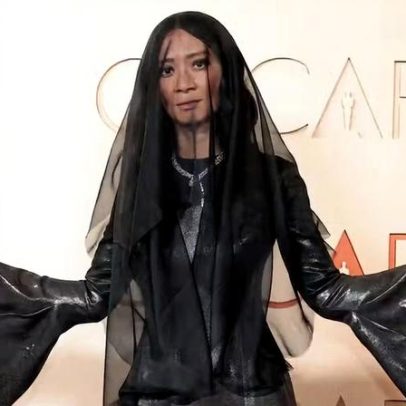 Chloé Zhao surge com véu preto no Oscar 2026 e exibe looks variados
